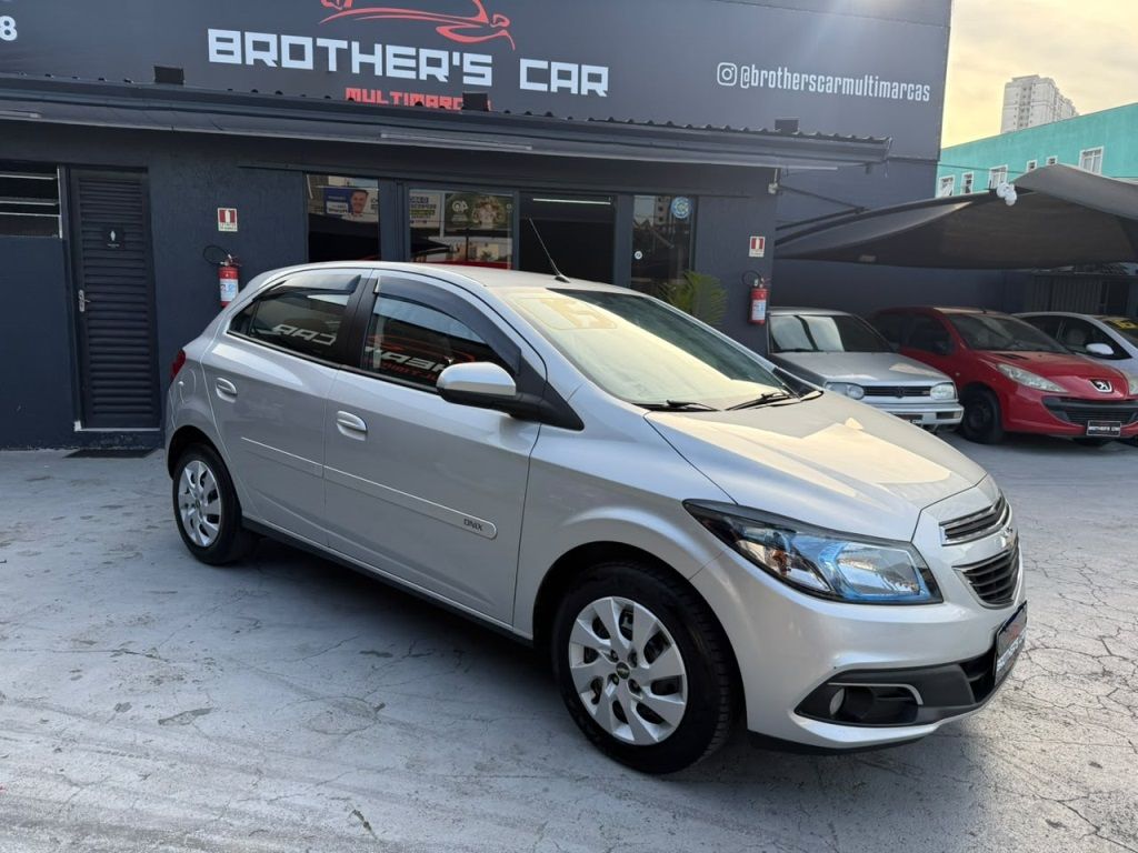 Chevrolet Onix 1.4 LT 2014/2015 Manual com Sensor de Estac.