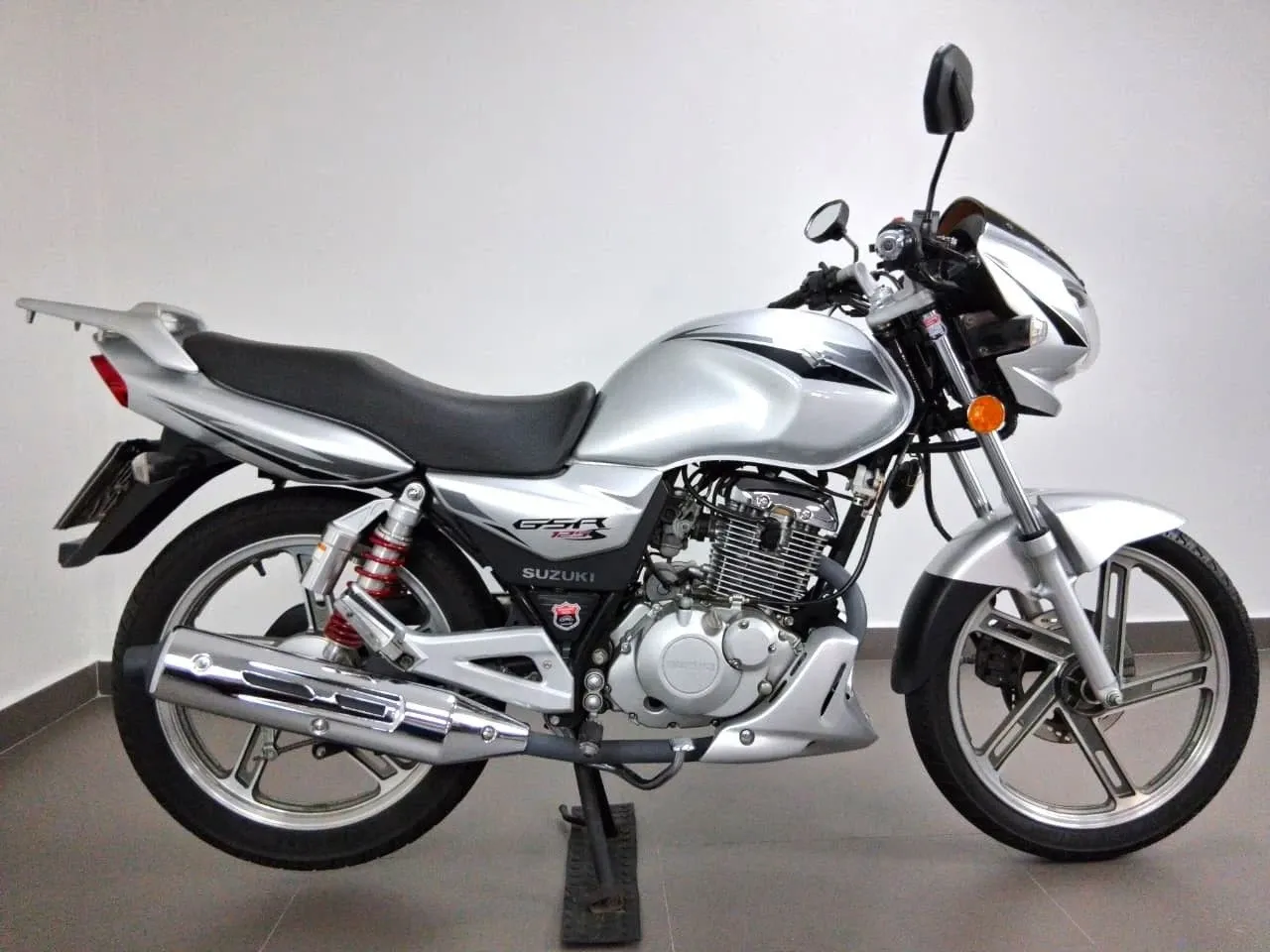 SUZUKI GSR 125 S 2012/2013